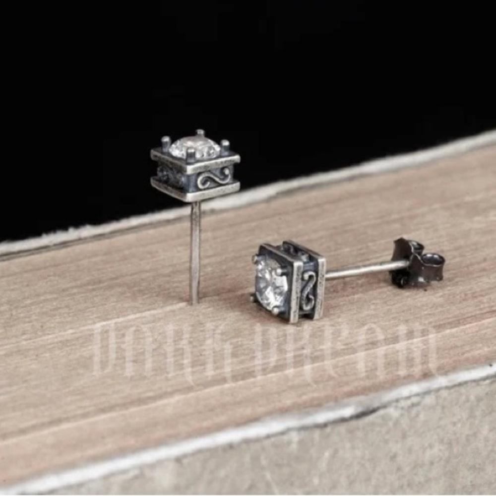 NEW ARRIVAL S925 Sterling Silver Retro Square Four Claw Zircon Earrings